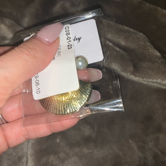 3/$20 Gold color shell faux pearl pierced earrings - Picture 2 of 2
